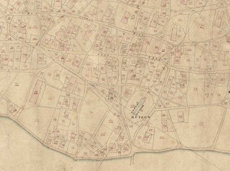 <p>Op het kadastrale minuutplan van Huizen uit 1832 is de Oude Kerk weergegeven met entreeportaaltjes aan de noord- en zuidzijde van het schip. Ook is de kerk inmiddels uitgebreid met een kleine aanbouw voor het koor. De contour van het schip is niet geheel juist ingemeten. De sprong bij de overgang van schip naar koor is alleen aan de zuidzijde getekend, terwijl de kerk in werkelijkheid ook aan de noordzijde bij het koor inspringt. (www.watwaswaar.nl). </p>
